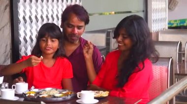 Mutlu Hindu ailesi thali yer ve masala chai içer. Diwali Günü konsepti