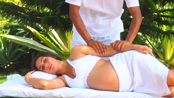 Venkovní tropics pláž lázeňské centrum.těhotná žena dostat relaxační masáž v tropické zahradě — Stock video