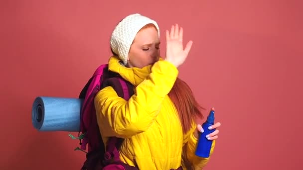 Pelirroja mujer de jengibre en rosa fondo del estudio aplicando protector solar protector solar protector solar — Vídeo de stock
