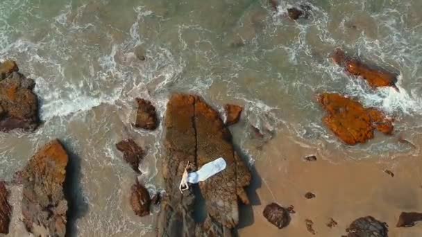 Vista aérea del dron de la mujer joven en la parte superior de la playa por encima — Vídeo de stock