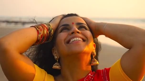 Primer plano retrato de atractiva mujer india en sari sonriente morena confiada bonita, tocando el pelo y sintiéndose bien — Vídeos de Stock