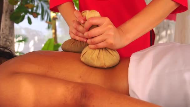 在印度果阿热带旅游胜地做羊膜膜按摩的印度妇女 — 图库视频影像