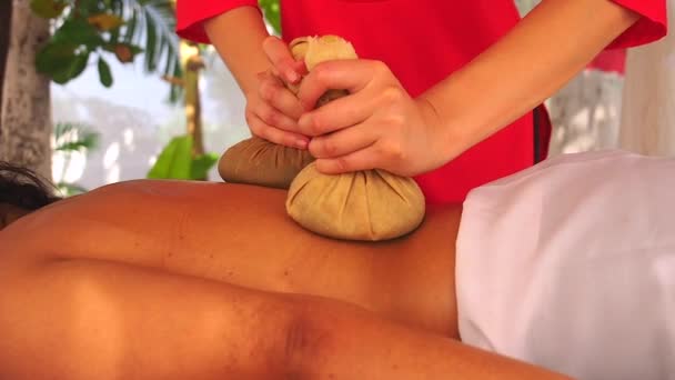 Hintli kadın Hindistan 'daki tropik bir tatil köyünde ayurvedik masajı yapıyor. — Stok video