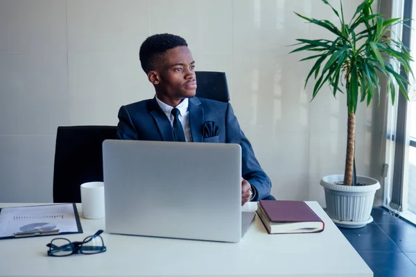 Snygg glad afrikansk amerikan i ett modernt kontor med panoramafönster — Stockfoto