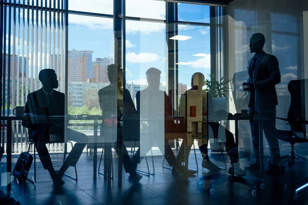 Patron afro hommes d'affaires parlant avec des partenaires arabes collègue, équipe multiethnique dans le bureau avec fenêtre panorama . — Photo