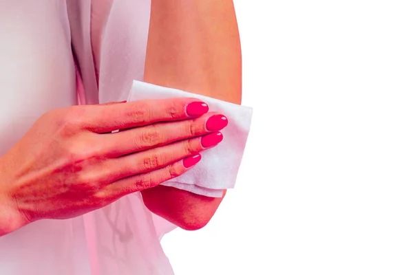 Kobieta panna młoda w białej sukience część ciała młodej kobiety w różowym studio. dziewczyna za pomocą mokrej chusteczki pot ręka stosowania środka do dezynfekcji dłoni na różowym tle w studio — Zdjęcie stockowe