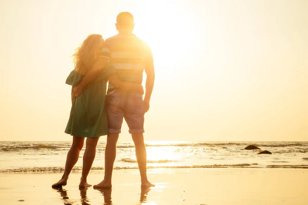 Urlauberpaar spaziert verliebt am Strand bei Sonnenuntergang goa — Stockfoto