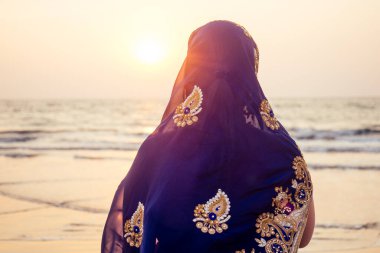 Tropik bölgelerde sari giyen kadınlar