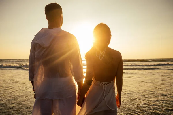 Wakacje para spacery po plaży razem w miłości o zachodzie słońca goa — Zdjęcie stockowe