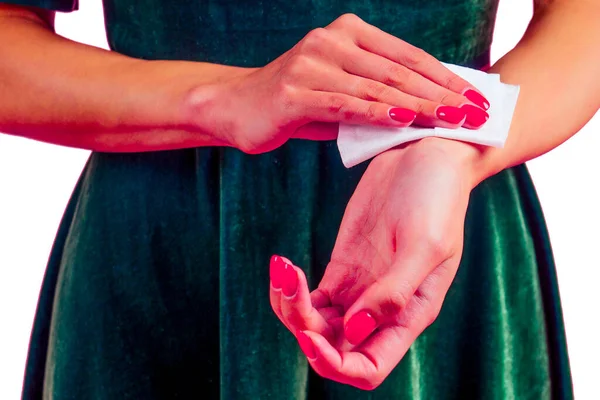 Ragazza utilizzando salviette umidificate la mano sudore applicando disinfettante mano su uno sfondo rosa in studio — Foto Stock