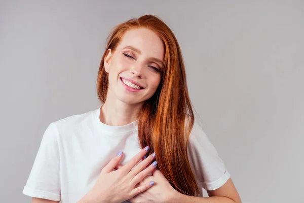 Glad rödhårig ingefära kvinna i studio bakgrund känsla hjärta tack — Stockfoto