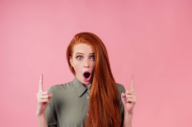 Kızıl saçlı, kızıl saçlı, sağlıklı, smoothie spor beslenme uzmanı, stüdyo arka planında.