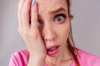 Kızıl saçlı kadın ilk yüz kırışıklıklarını görüyor.