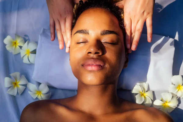 Atraente afro-americano feminino obter tratamento massagem em trópicos resort salão ao ar livre — Fotografia de Stock