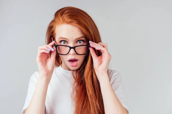 Rothaarige Ingwerfrau trägt Brille im weißen Studio — Stockfoto