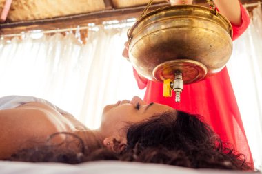 Ayurveda Organ Anayasa Merkezi 'nde geleneksel sağlık hizmetleri veren genç kadın