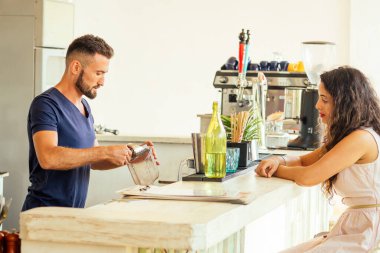 Arap barmen bayan için taze kuyruk yapıyor.