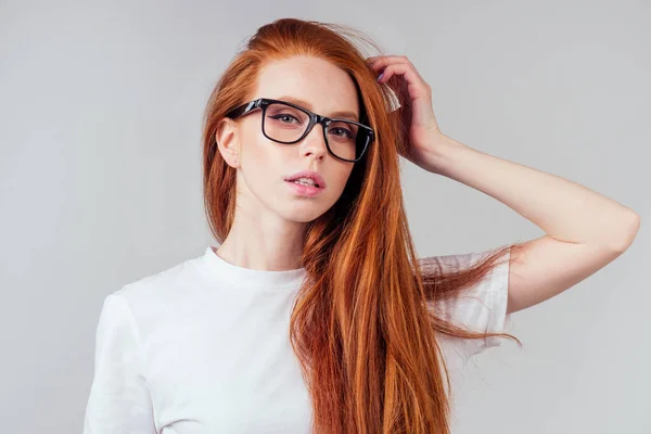 Κοκκινομάλλα κοκκινομάλλα γυναίκα φορούν γυαλιά σε λευκό στούντιο — Φωτογραφία Αρχείου