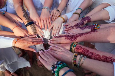 Mehendi sanatında kadın eli ve bilezikler Surcle takım çalışması konseptinde