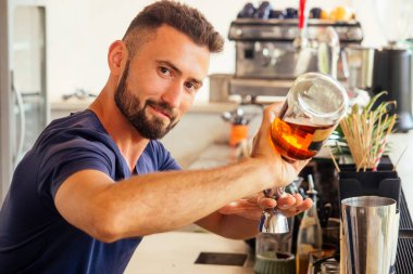 Arap barmen bayan için taze kuyruk yapıyor.