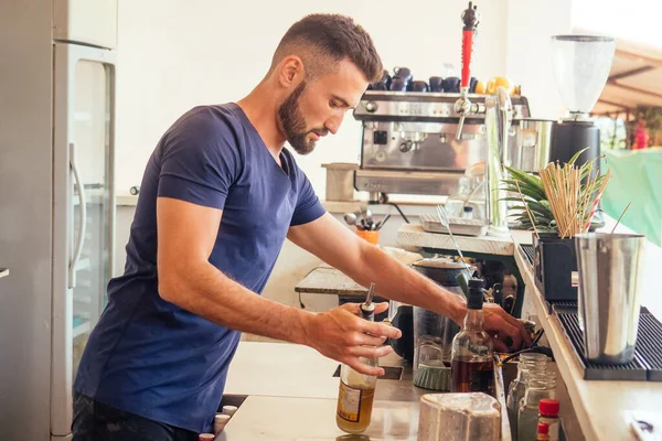 Arabský muž barman dělá čerstvý koktejl pro dámu — Stock fotografie