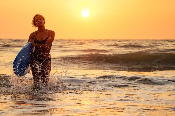 Donna afro americana corsa con tavola da surf sulla spiaggia di Goa — Foto Stock