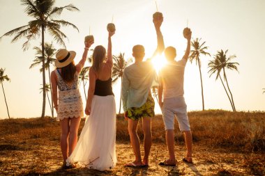 Dört arkadaş ellerini kaldırsın ve vektörü yaratsın