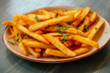 Kırmızı biberli patates kızartması. Baharatlı Asya yemeği.