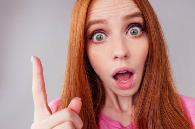 Kızıl saçlı kadın mutsuz aşk ya da erkek arkadaş kavramına kapılmış gaga hissediyor.