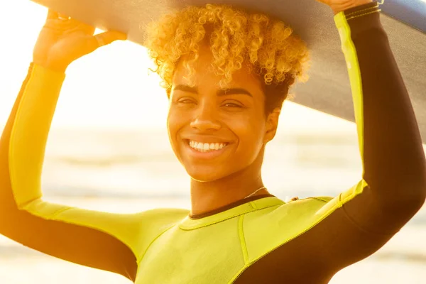 Afro-américaine surfeuse fille dans l'eau profiter coucher de soleil — Photo