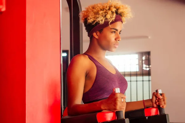 Νεαρή αφροαμερικάνικη γυναικεία δραστηριότητα που γυμνάζεται σε κλειστό γυμναστήριο — Φωτογραφία Αρχείου