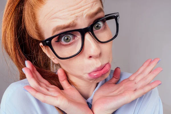 Redhair ginger woman wearing eye glasses and gesturing i dont know — Stock Photo, Image