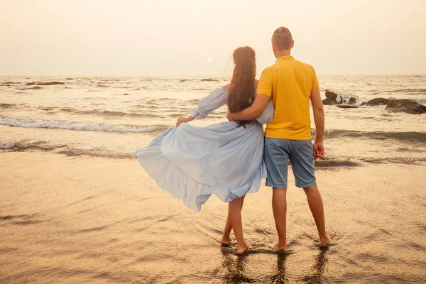 해질 녘에 사랑에 찬 해변을 함께 걷는 휴가 부부 — 스톡 사진