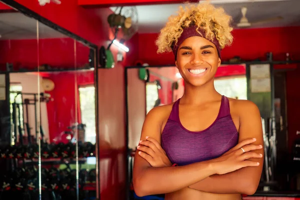 Jeune femme afro-américaine activité de travail dans la salle de gym intérieure — Photo
