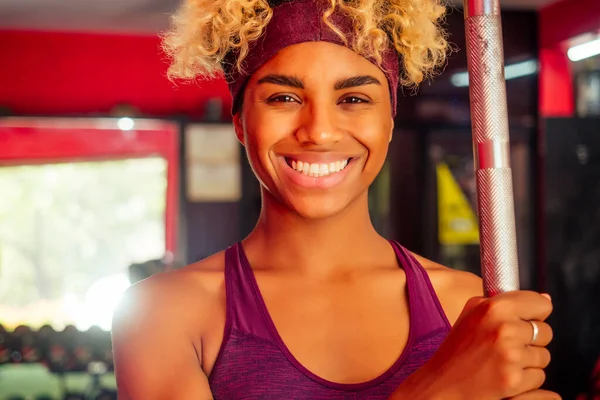Femme sportive afro-américaine pull-up fer athlétique à l'intérieur — Photo