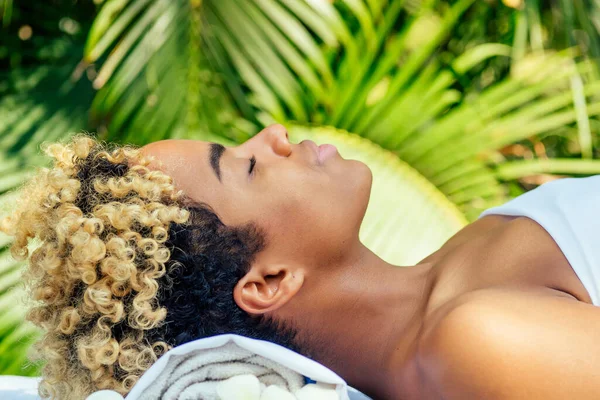 Attraktiv afrikansk amerikansk kvinna få behandling massage i tropik resort utomhus salong — Stockfoto