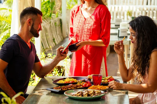 Uomo indiano che paga nel ristorante con carta di credito app sul lettore di smartphone — Foto Stock