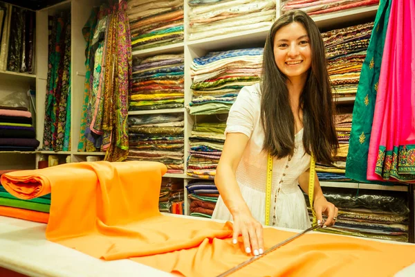 Donna d'affari negozio proprietario cashmere yak lana scialli. Venditore femminile in goa india — Foto Stock