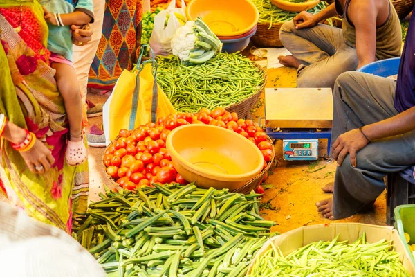 India goa outdoor bazar fresco con i clienti — Foto Stock