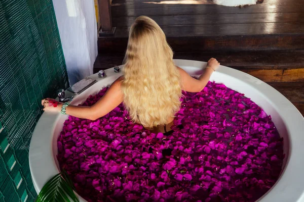 Mujer consiguiendo baño tropical en paraíso spa resort — Foto de Stock