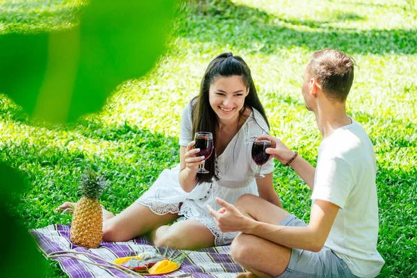 Giovane donna indiana in pizzo bianco vestito boho avendo un appuntamento con il suo ragazzo nel parco estivo — Foto Stock