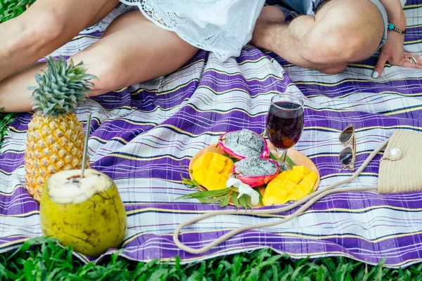 Egy férfi megkéri egy nő kezét egy trópusi parkban egy pikniken. — Stock Fotó