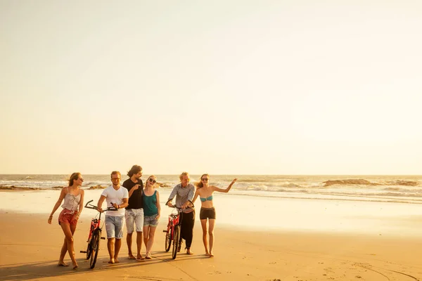 Sechs Freunde treffen sich am Strand in Goa Indien und verbringen Zeit miteinander — Stockfoto