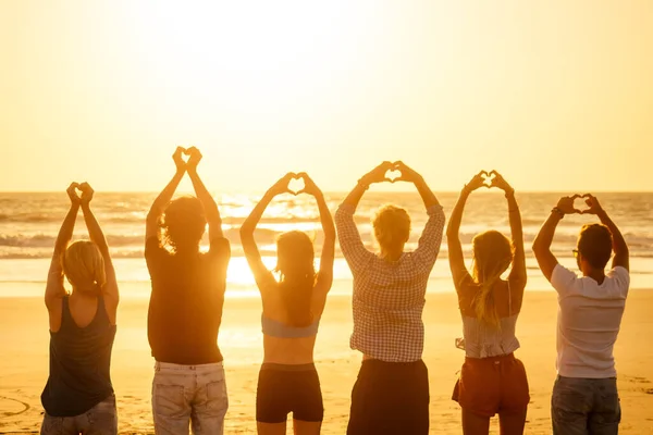 Gruppe von Freunden genießt den Sonnenuntergang in Goa Indien — Stockfoto