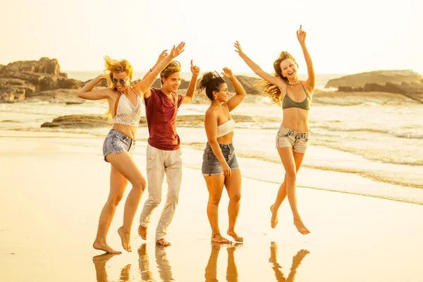 Multi-ethnische Freundesgruppe tanzt am Strand — Stockfoto