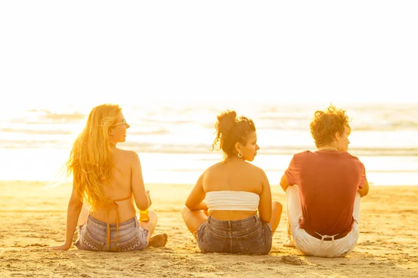 Glückliche Freunde feiern am Strand mit Limonade und Bier — Stockfoto