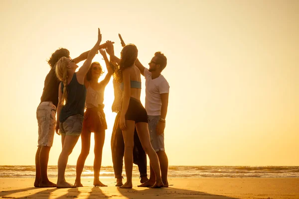 Gruppe von Freunden genießen Sonnenuntergang in Goa Indien high five — Stockfoto