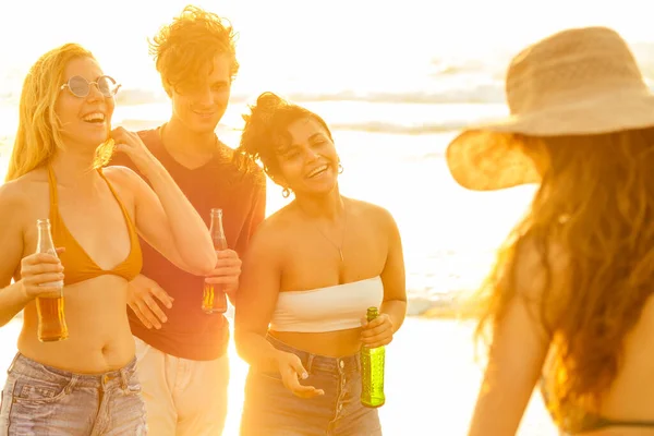 Happy friends partying on the beach with lemonade and beer — Stock Photo, Image