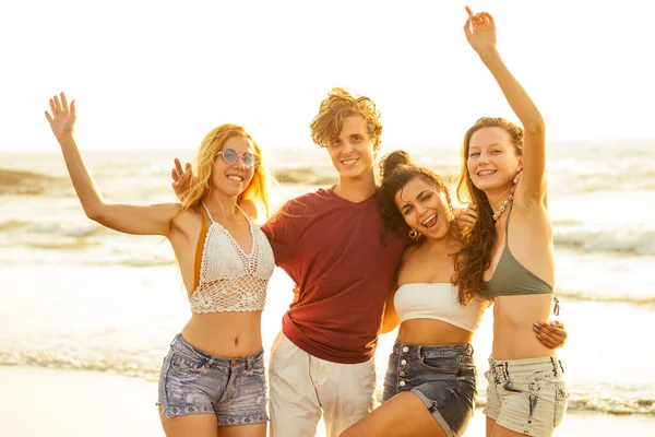 Multi-ethnische Freundesgruppe tanzt am Strand — Stockfoto