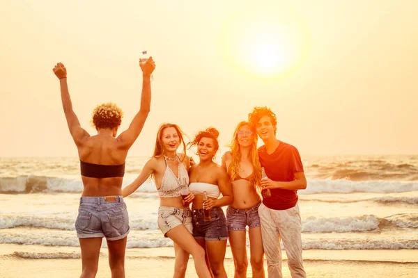 Multi-ethnische Freundesgruppe tanzt am Strand — Stockfoto